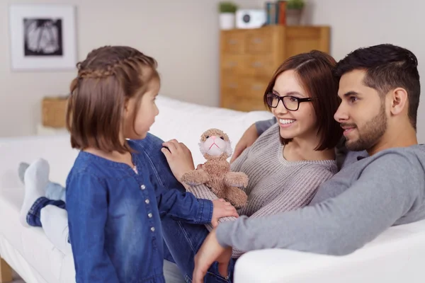 Niña hablando con padres entusiastas — Foto de Stock