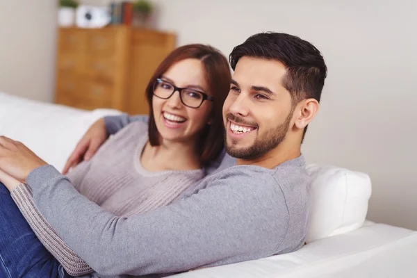 Lyckliga unga par skrattar tillsammans — Stockfoto