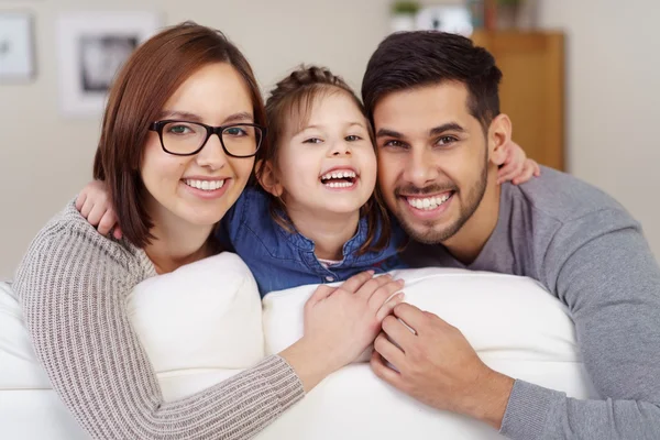 Joyeux jeune famille posant pour la caméra — Photo