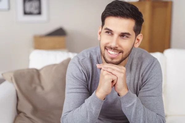 Hombre guapo sonriente con las manos bajo la barbilla — Foto de Stock