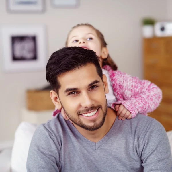 Sorridente attraente giovane padre con sua figlia — Foto Stock