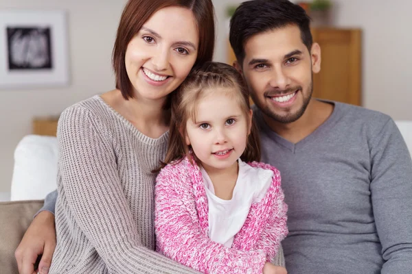 Fröhliche junge Familie mit drei Kindern — Stockfoto