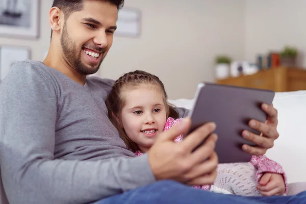 Grinsender Vater entspannt mit seiner kleinen Tochter — Stockfoto