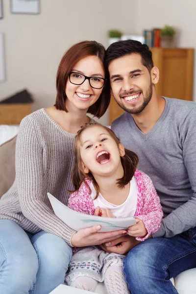 Bedårande porträtt av en lycklig ung familj — Stockfoto