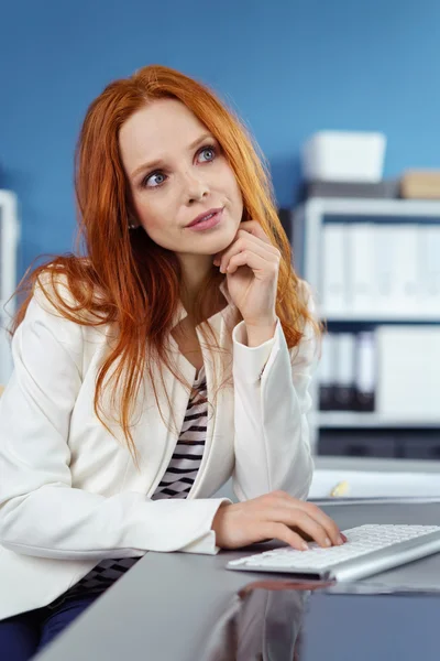 Wanita lucu di keyboard dengan ekspresi melamun — Stok Foto