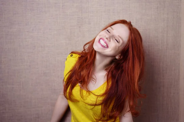 大きな派手な笑顔を持つ赤い髪の女性 — ストック写真