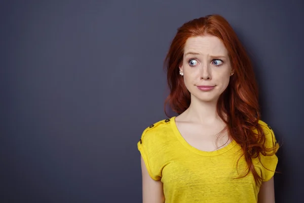 Worried single woman looking sideways — Stock Photo, Image