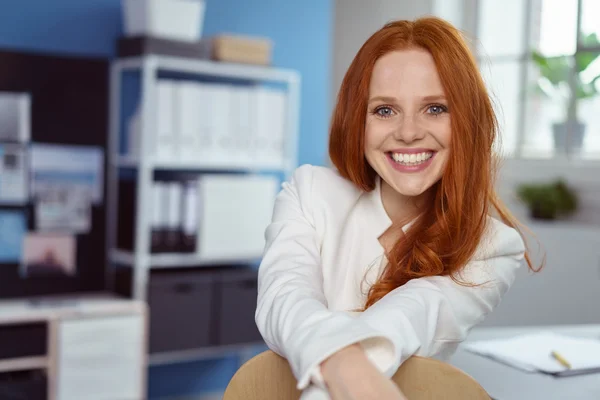 Relajada joven empresaria confiada — Foto de Stock