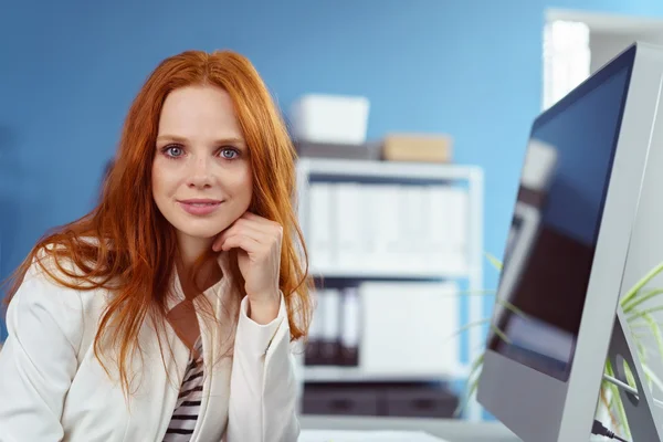 Gorgeous young business woman at computer — Stock Photo, Image