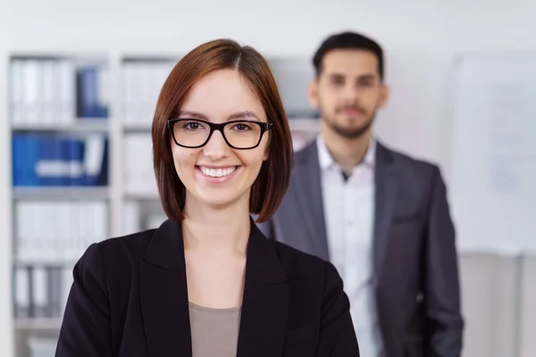 Eine Geschäftsfrau mit einem selbstbewussten Lächeln — Stockfoto