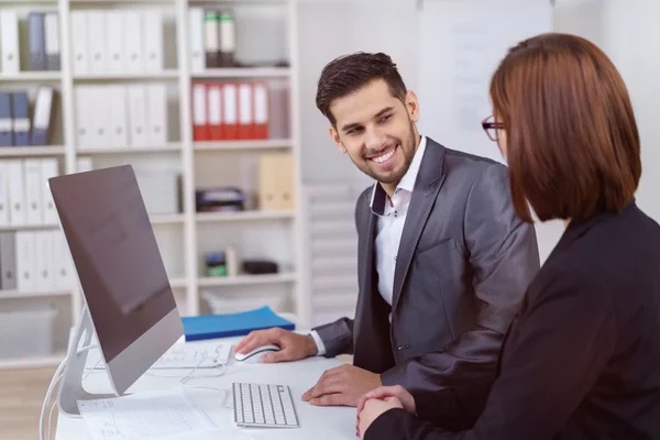 Zaken man glimlachend en praat met medewerker — Stockfoto