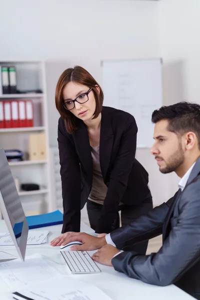 Zakelijke collega's die als team werken — Stockfoto