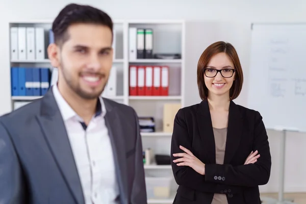 Lächelnder Manager hinter Mann im Büro — Stockfoto