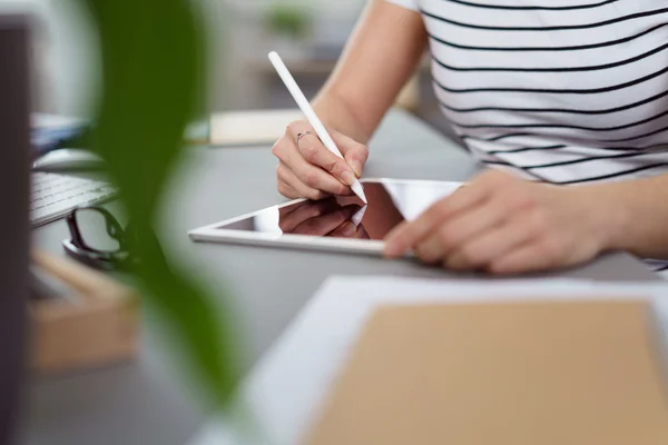 Mujer de negocios o diseñadora usando una tableta — Foto de Stock