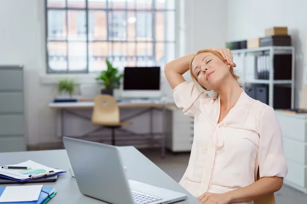 Vermoeide jonge zakenvrouw die een pauze neemt — Stockfoto