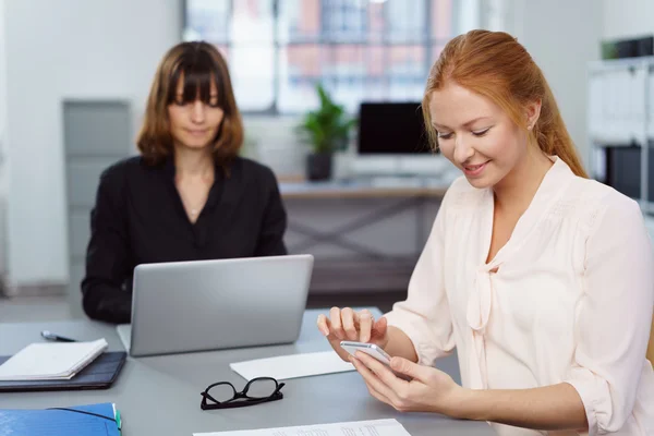 Två kvinnliga medarbetare som arbetar på ett kontor — Stockfoto