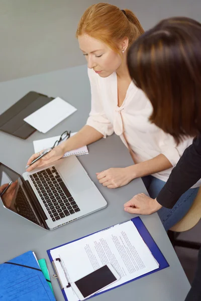 Equipe de negócios feminina trabalhando em um laptop — Fotografia de Stock