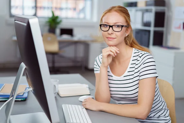 Atractiva mujer de negocios con una mirada pensativa — Foto de Stock