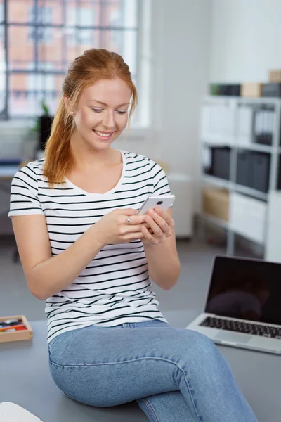 Attraente felice giovane donna che legge un sms — Foto Stock