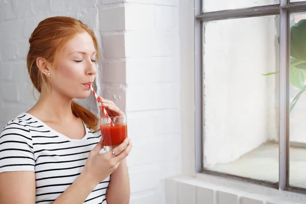 Giovane donna godendo di un succo di frutta sano — Foto Stock