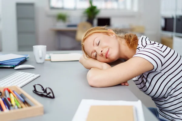 Attraktive junge Designerin schläft am Arbeitsplatz — Stockfoto