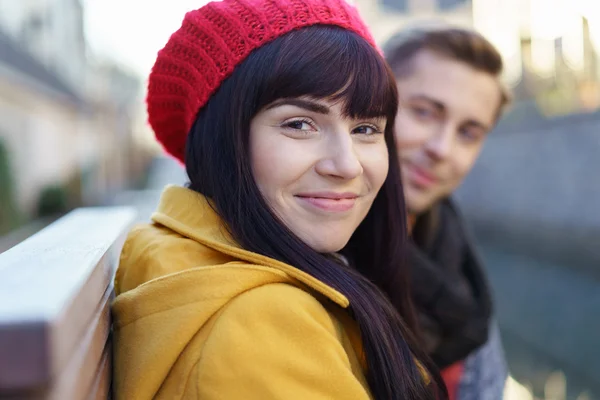 Hübsche brünette Frau mit einem schönen Lächeln — Stockfoto