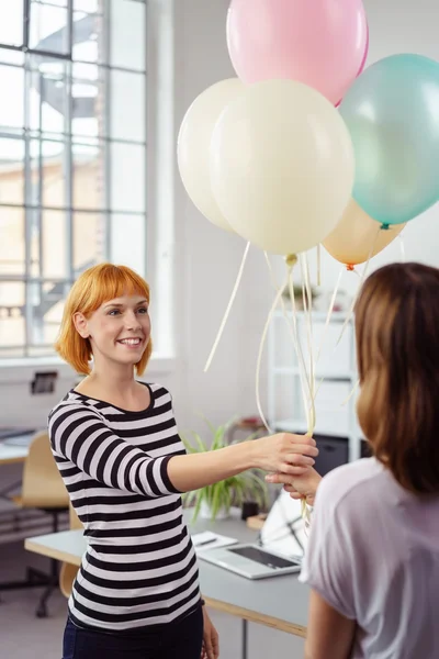 Glückliches junges Unternehmerteam feiert einen Erfolg — Stockfoto