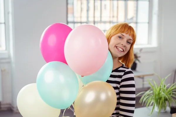 Carino giovane donna con un mucchio di palloncini — Foto Stock