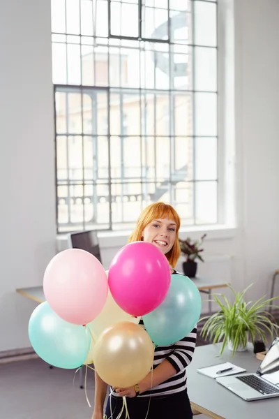 Szczęśliwa młoda businesswoman z balonami imprezowych — Zdjęcie stockowe