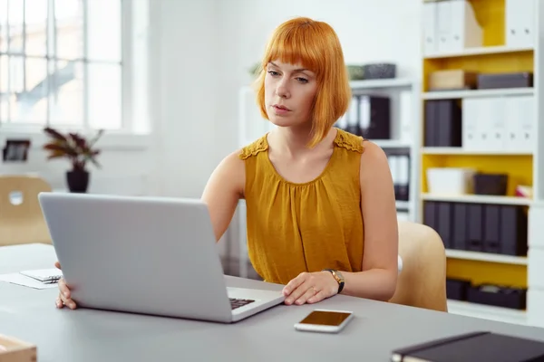 Wanita pengusaha muda berdedikasi yang bekerja di laptop — Stok Foto