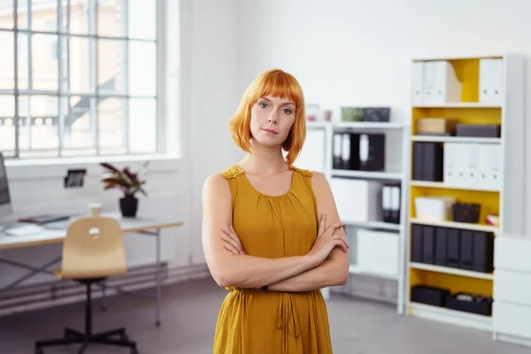 Junge Geschäftsfrau mit seltsamer Miene — Stockfoto