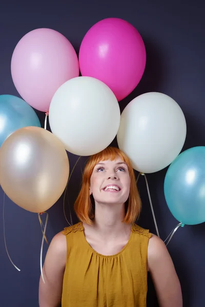 被气球包围的欢乐年轻女子 — 图库照片