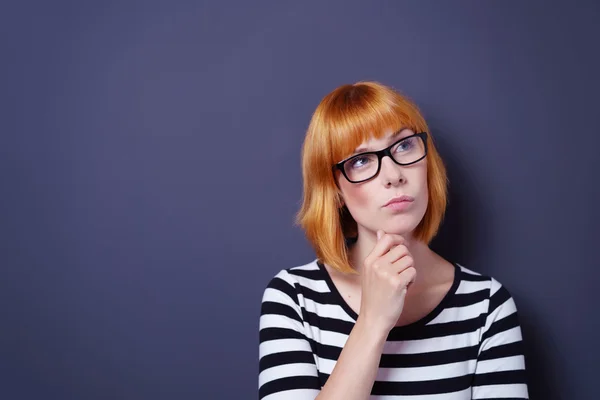 Thoughtful young woman looking into the air — Stock Photo, Image