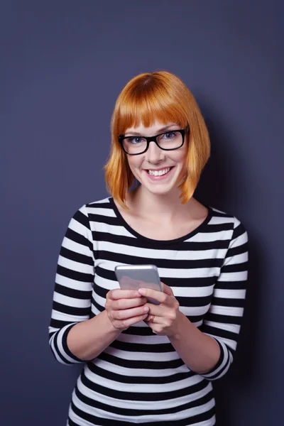 Attraktiv ung kvinna bär glasögon — Stockfoto