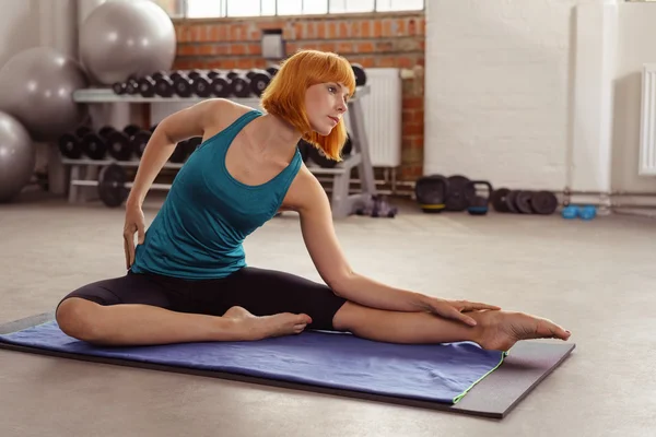 Fit ung kvinna tränar i ett gym — Stockfoto