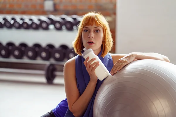 Sportliche junge Frau macht Pause für einen Schluck Wasser — Stockfoto