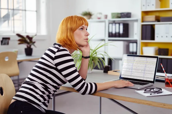 Pensativo joven mujer de negocios sentado pensando — Foto de Stock