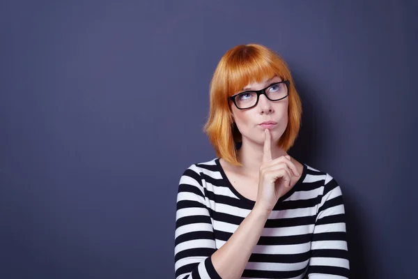 Nachdenkliche junge Rotschopf-Frau trifft Entscheidungen — Stockfoto