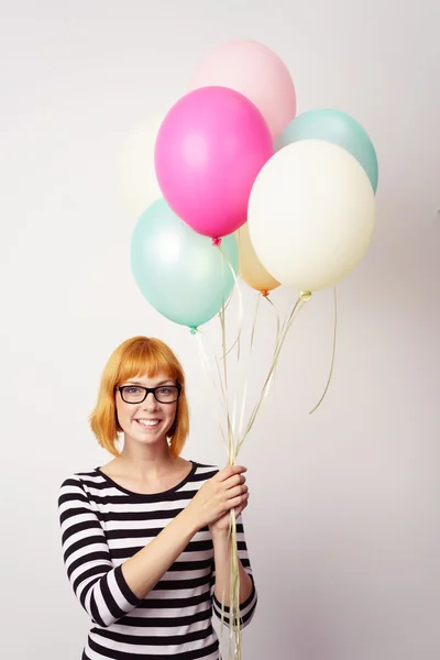 Lachende jonge roodharige vrouw vieren op een feestje — Stockfoto