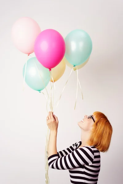 Mujer joven celebrando con globos de fiesta — Foto de Stock