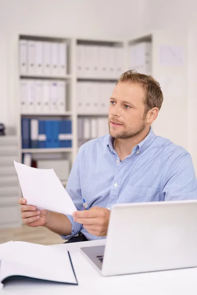 Seriöser Geschäftsmann beobachtet etwas — Stockfoto