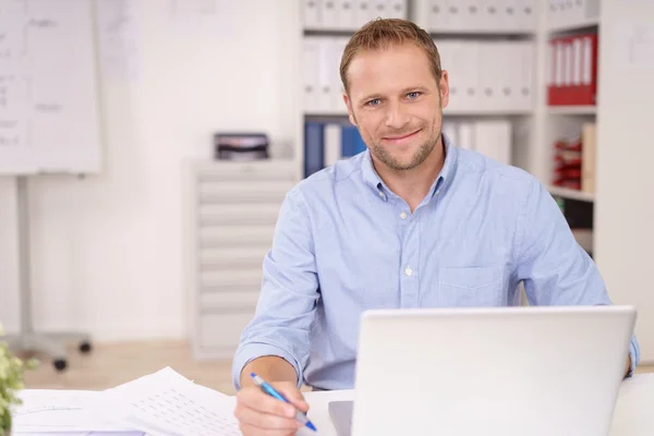 Trabajo duro joven empresario amistoso — Foto de Stock