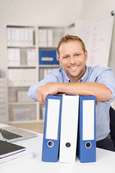 Lächelnder Geschäftsmann oder Angestellter — Stockfoto