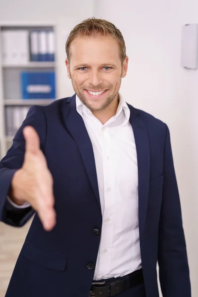 Sorridente uomo d'affari fiducioso che chiude un affare — Foto Stock