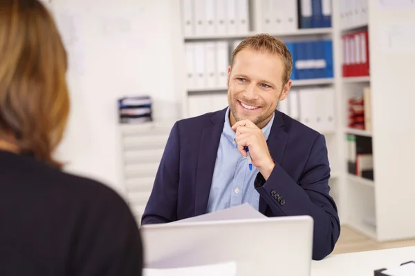 Glad ung affärsman lyssnande till en kollega — Stockfoto