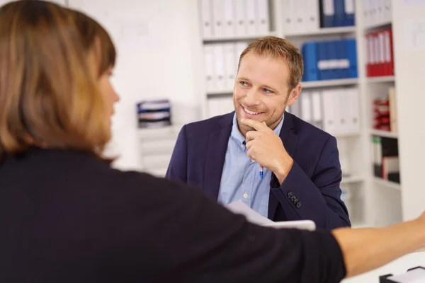 Lachende zakenman in een vergadering — Stockfoto