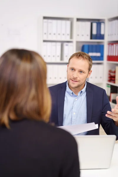 Giovane imprenditore in una discussione seria — Foto Stock