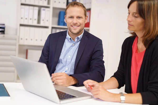 Succesvolle zakenman chatten met een collega — Stockfoto