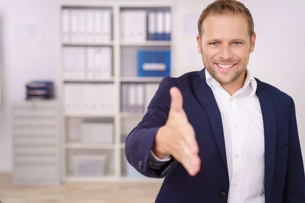 Selbstbewusster Geschäftsmann lächelt zur Begrüßung — Stockfoto