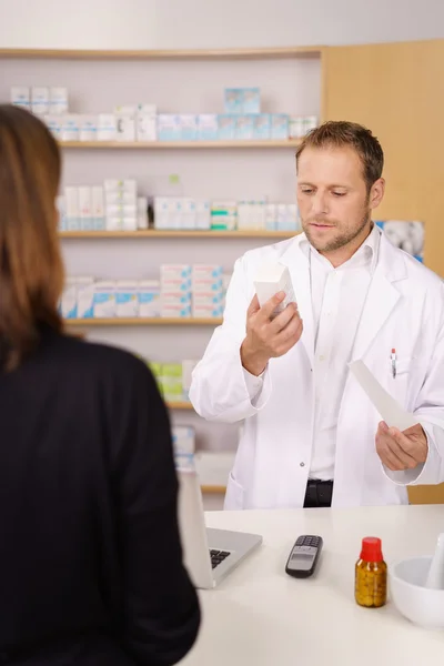 Farmacêutico masculino verificando um medicamento — Fotografia de Stock